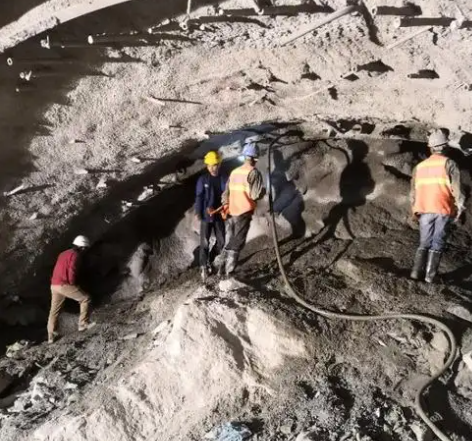 察哈尔右翼后拱顶带模注浆料的施工流程及注意事项